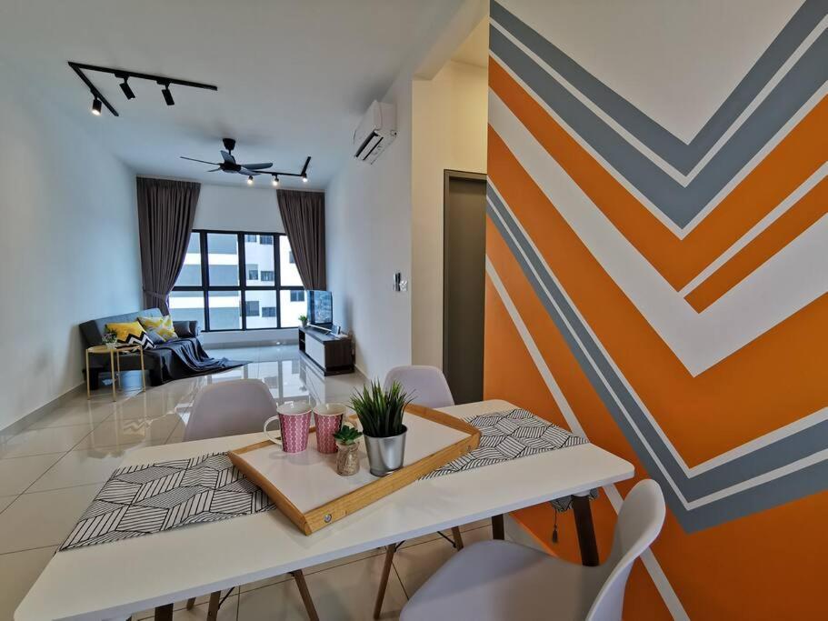 1 Traders Garden 1Br Pool View With Hispeed Internet Netflix Apartment Cheras Ngoại thất bức ảnh